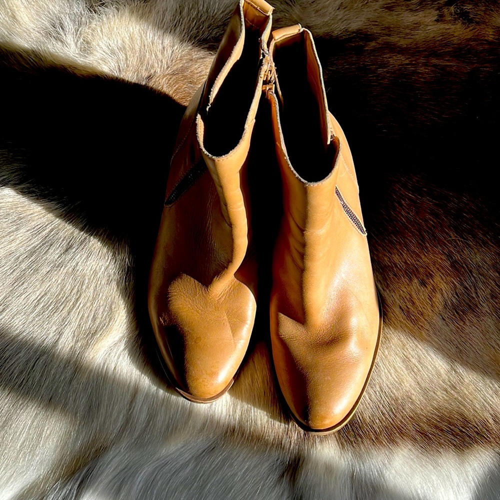 Beautiful tan boots